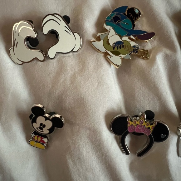 Random Disney pins - Picture 1 of 13